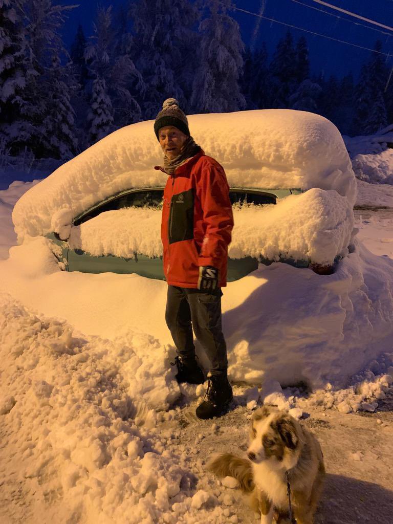 Didierleuenberg's tweet photo. Dis Daddy comment qu’on fait pour prendre notre charrette sur roues ??? #snow #snowday #winter #selfie #neige #voiture #cars #storm #switzerland https://t.co/amoZczWEIJ
