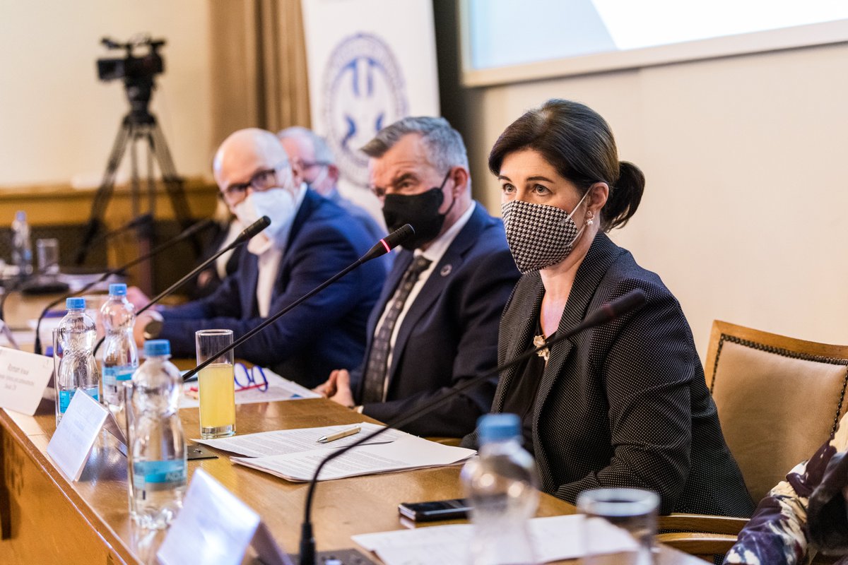 aifp_cr's tweet photo. Ohlédnutí za konferencí "Digitální medicína pro pacienty", kterou jsme připravili s 1. LF UK. Odborníci z @SUKL, @NAPO_CZ , @MOU_Brno, @lekarnicicz, @fnolomouc, VZP a další představili finanční, legisl., lékárenské i pacientské aspekty telemedicíny👉 https://t.co/7T8swrYoKp https://t.co/R7AGPNHxyq