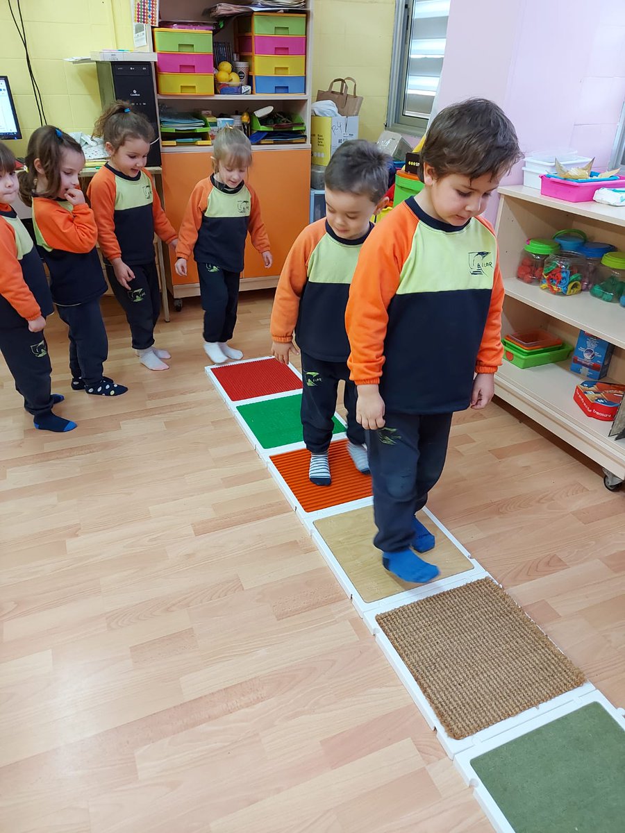 Llor_Fundacio's tweet photo. Micos🐒, Crancs🦀 i Tucans🦜 experimentem amb el sentit del tacte🖐. Ens ho vam passar "pipa" !!!
#InteligènciesMúltiplesLlor #ProjectesLlor #ElsSentits #EnsDivertimAlLlor #InfantilLlor https://t.co/os7gFuQnmt