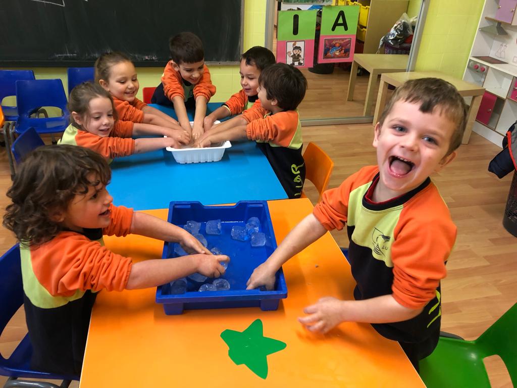 Llor_Fundacio's tweet photo. Micos🐒, Crancs🦀 i Tucans🦜 experimentem amb el sentit del tacte🖐. Ens ho vam passar "pipa" !!!
#InteligènciesMúltiplesLlor #ProjectesLlor #ElsSentits #EnsDivertimAlLlor #InfantilLlor https://t.co/os7gFuQnmt