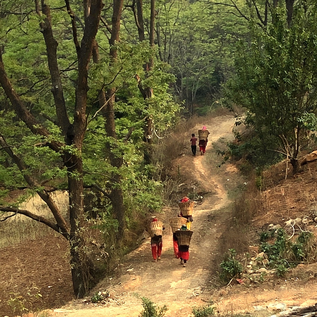 karuna_himalaya
Tradition remains in this Nepali village … local women carrying doko baskets ♥️ Nepal.  #ethicalbrand #ethicalfashion #fairtrade #fairtradefashion