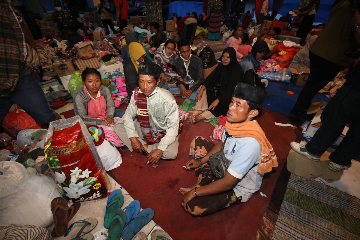Angka warga yang mengungsi akibat erupsi Gunung Semeru meningkat, terhitung pada hari ini. Data Posko Tanggap Darurat Awan Panas &amp; Guguran Gunung Semeru pada Rabu (8/12), penyintas berjumlah 6.022 jiwa tersebar di 115 titik pos pengungsian.

Selengkapnya: bnpb.go.id/berita/-update…