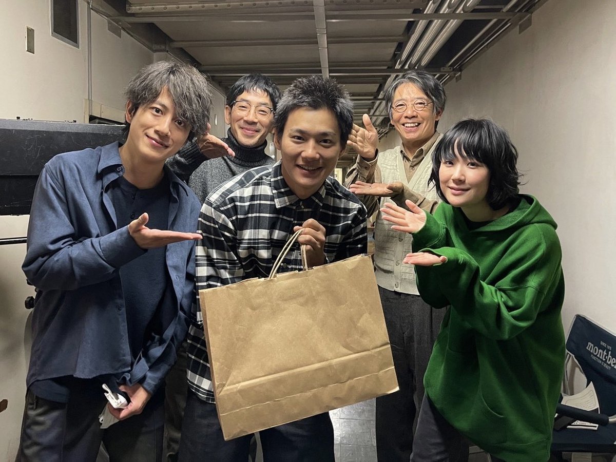 gossip_cx's tweet image. ＼㊗️#HappyBirthday🎊／

先月中旬🗓
#野村周平 さんのお誕生日を
お祝いしましたー🎉✨

「28歳になりました！
ありがとうございます！」
と挨拶した野村さんは
照れくさそうに頭を下げながら
「撮影しましょう！」と
現場に戻っていかれました😂

#黒木華
#溝端淳平 #野間口徹 #生瀬勝久 
#ゴシップ