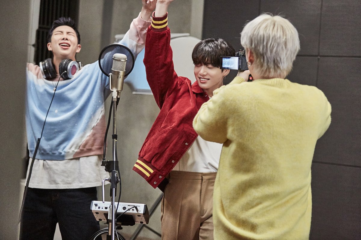 RM and Jungkook are giving it everything in this one. 🙌 What did Suga do to get them so fired up?

#Hyundai #BTS #HyundaixBTS #Imonit #Nowyoureonit #CleanMobility #BecauseofYou #RM #Jungkook #Suga @bts_bighit