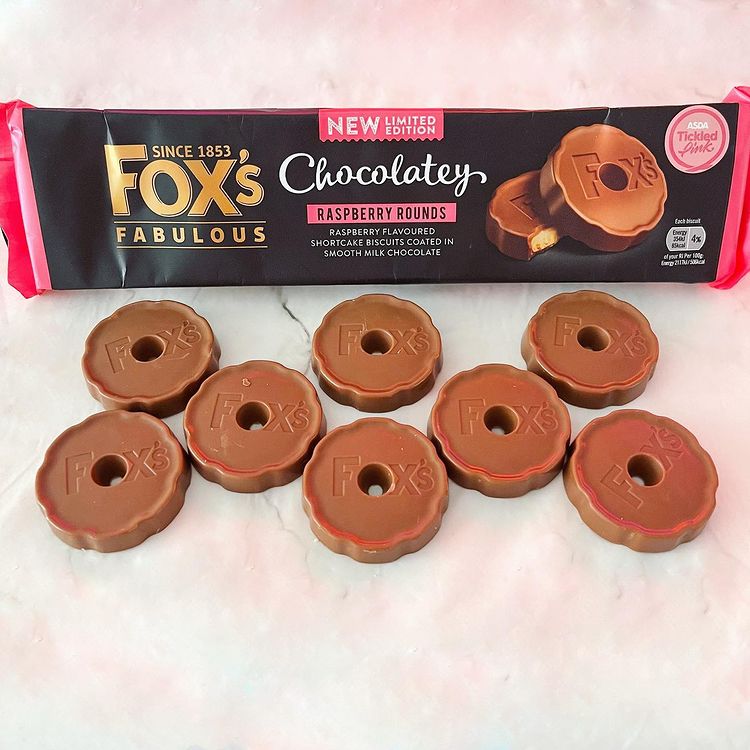 Have you tried our limited-edition Chocolatey Raspberry Rounds yet? If not, you’re missing out on something very special! Be sure to grab yourself some while you can 😊 Available now in ASDA. 📷 choosefoodreviews (IG)