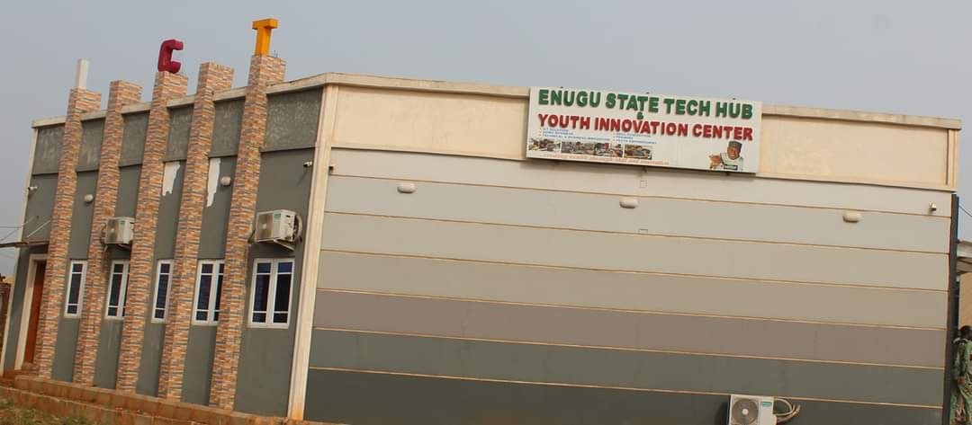 EnuguVoice's tweet photo. The administration of Governor Ifeanyi Ugwuanyi of Enugu State has successfully trained hundred and fourteen (114) indigent girls, women and boys in Information Communication Technology (ICT) at the newly established State Tech Hub and Youth Innovation

https://t.co/21eXaRgDQq https://t.co/lrZGZGNre2