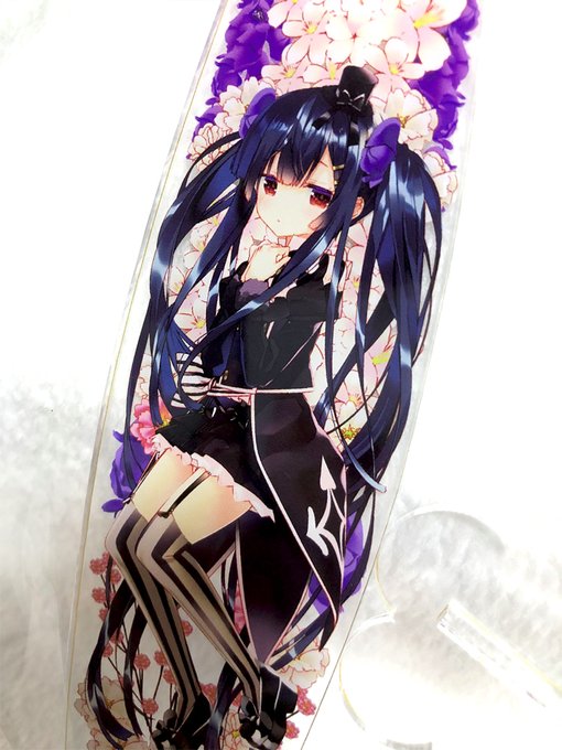 ーバリウム風のアクリルフィギュアの試作品が到着。
ボトルの真ん中の花でキャラが隠れすぎているので調整します。 