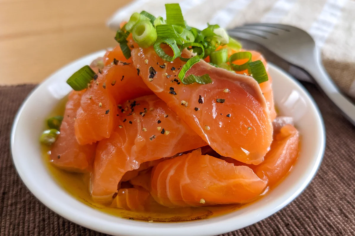 混ぜて、かけて、乗せるだけ！簡単過ぎる「サーモンカルパッチョ」の作り方！