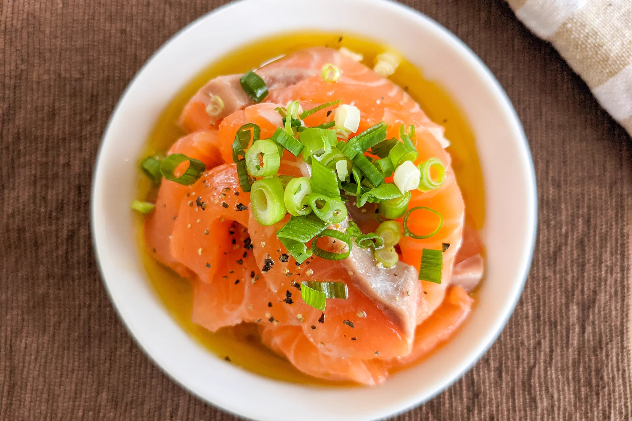 混ぜて、かけて、乗せるだけ！簡単過ぎる「サーモンカルパッチョ」の作り方！