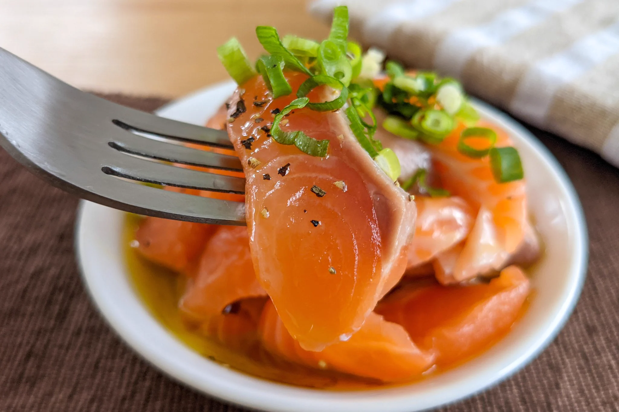 混ぜて、かけて、乗せるだけ！簡単過ぎる「サーモンカルパッチョ」の作り方！