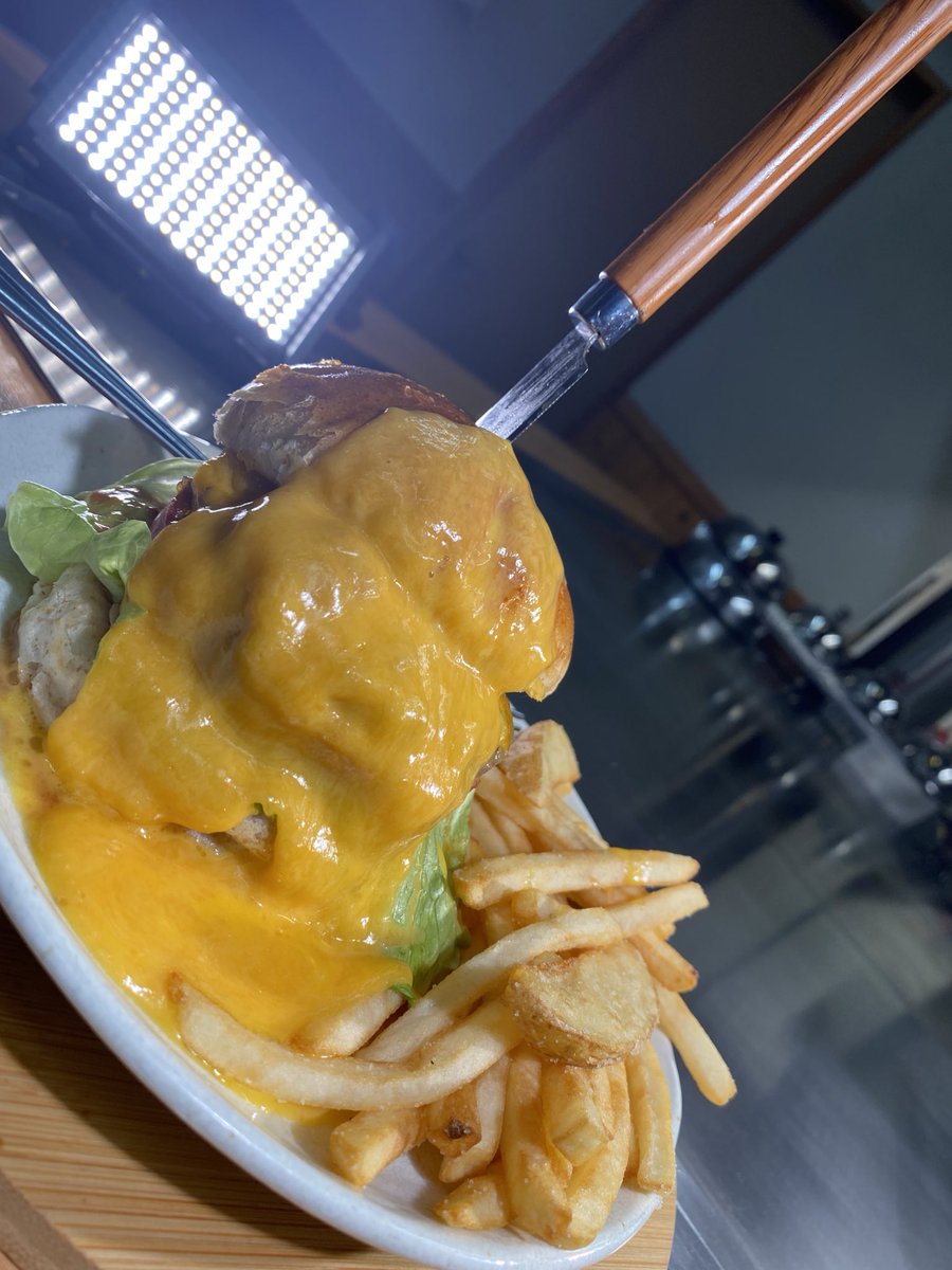 azusa_f510's tweet photo. アズマガジン　
初デートでもお口を大きく開けて食べたい
【ハンバーガーの名店🍔】
写真は
鉄板カフェmino mino
暁輔バーガー
になります😋🧡

ヘアアレンジして頂きました😊

次回は蕎麦の名店です！
#広島テレビ #テレビ派 https://t.co/Ktt4gTuR18