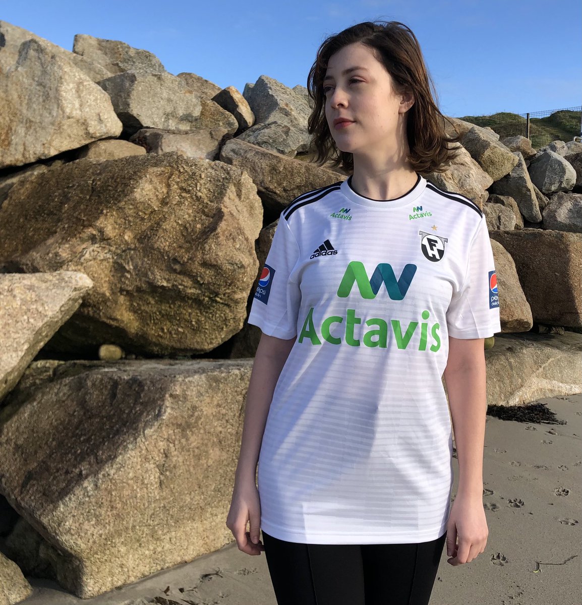 footballkitbox's tweet photo. Fimleikafélag Hafnarfjarðar better known as FH. It has been a dominant power in Icelandic football since the early 2000s, winning several national championships.
Got any Icelandic shirts in your collection? 🇮🇸
#kitboxGOLD
#Gomes18 https://t.co/9fSlEJgrnv