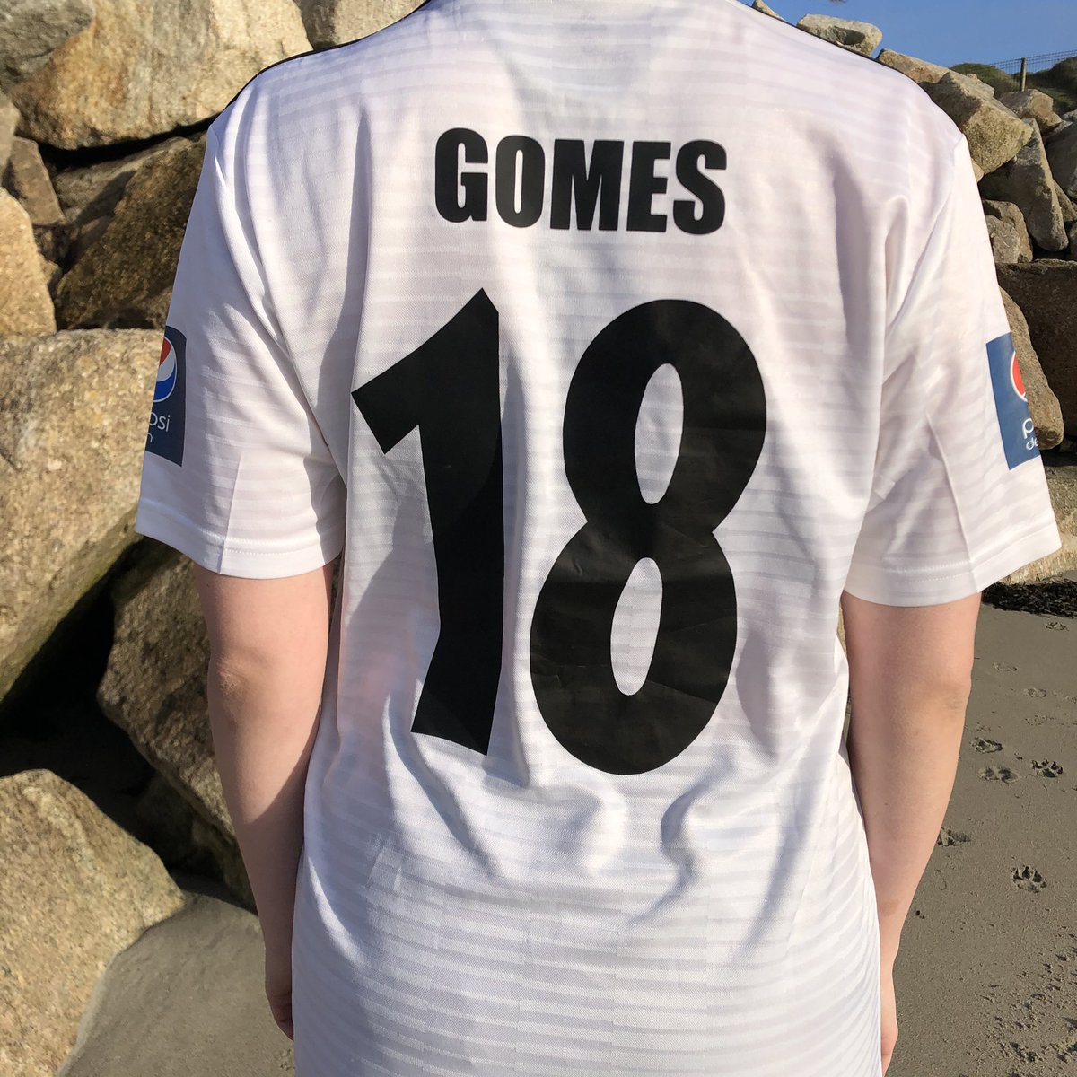 footballkitbox's tweet photo. Fimleikafélag Hafnarfjarðar better known as FH. It has been a dominant power in Icelandic football since the early 2000s, winning several national championships.
Got any Icelandic shirts in your collection? 🇮🇸
#kitboxGOLD
#Gomes18 https://t.co/9fSlEJgrnv
