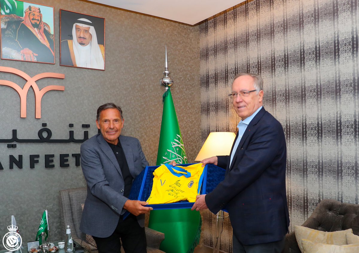 AlNassrFC's tweet photo. وصل قبل قليل مدربنا الارجنتيني ميغيل روسو إلى الرياض 🛬

وقد كان في استقباله سعادة سفير جمهورية الارجنتين في المملكة السيد غييرمو نيلسن، والرئيس التنفيذي بنادي #النصر الأستاذ أحمد الغامدي . https://t.co/4zrBfVVZNq