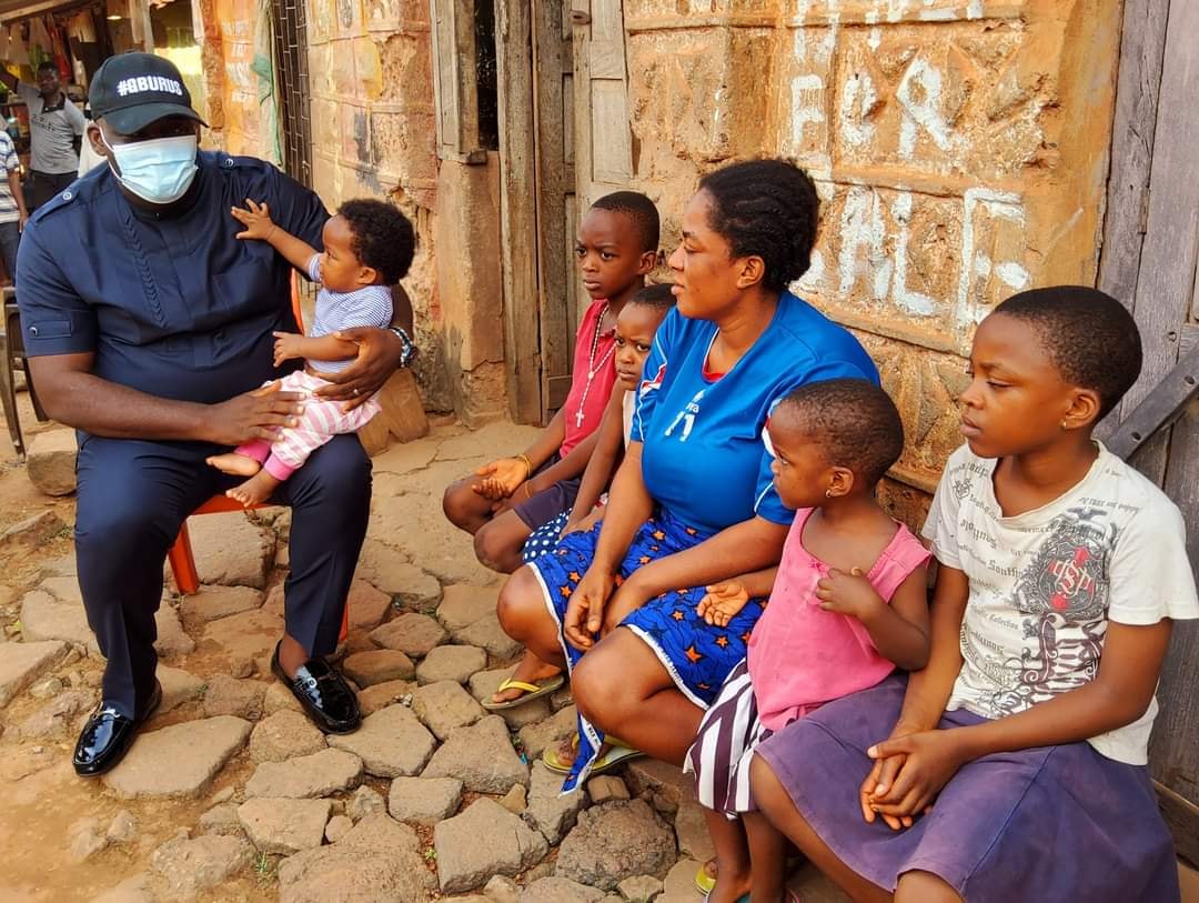 EnuguVoice's tweet photo. …Donates initial upkeep fund to mother of six…Assures her of justice

Governor Ifeanyi Ugwuanyi of #Enugu State has assured the woman, Mrs. Augustina Ifebuchechukwu Eze, whose 7-year-old son was allegedly killed by her husband, Chidi Onyishi, for money

https://t.co/3bAYrRkNOi https://t.co/gMMWSN4Tpl