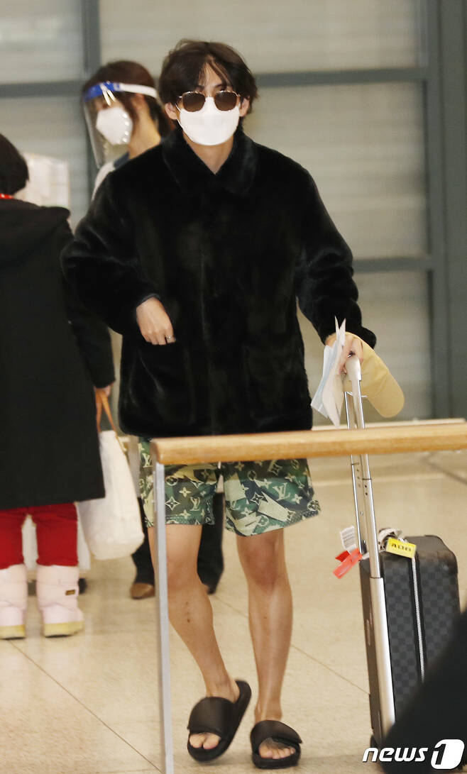 .<a href="/BTS_twt/">방탄소년단</a> #V เดินทางถึงสนามบินนานาชาติอินชอนแล้ววันนี้ (9 ธ.ค.)