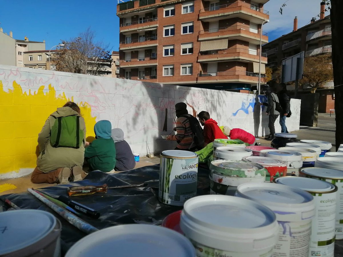 📢 Aquests dies de festa hem avançat molt amb el nou mural participatiu‼️

👉🏽 Però encara falta una mica, ens veiem el dissabte i diumenge que ve per continuar-ho pintant??

🕙 De 10 a 14h
📍Davant del Monalco