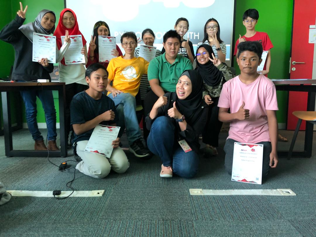 #Throwback coding class with kids before pandemic lockdown.