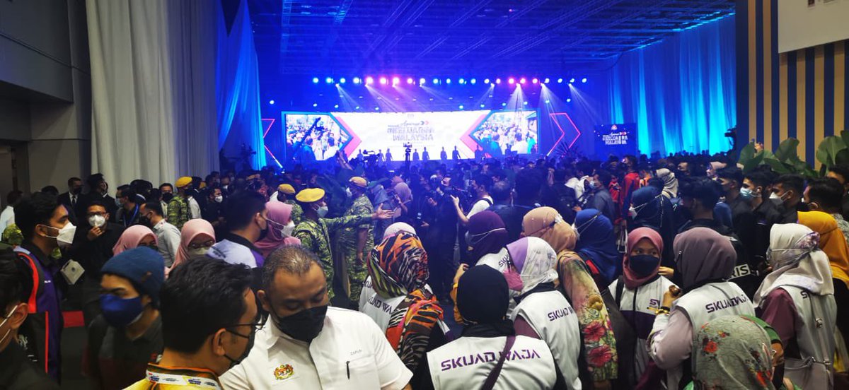 DrAmarMOH's tweet photo. Dear @KKMPutrajaya @Khairykj
This frightening event makes all the prevention messages &amp; work of the past 2 years of no avail.
As though we have learnt nothing. 
A Delta &amp; Omicron super spreader event. https://t.co/VShEzAd4Bd
