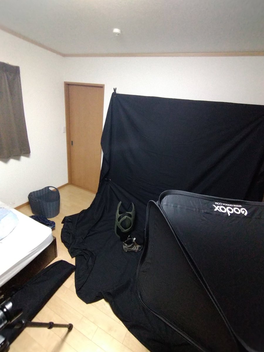 manejaa's tweet photo. 黒の背景布が来たのでウッキウキでピスコンの写真風に撮るなどして遊んだ https://t.co/dFpP5VEl62