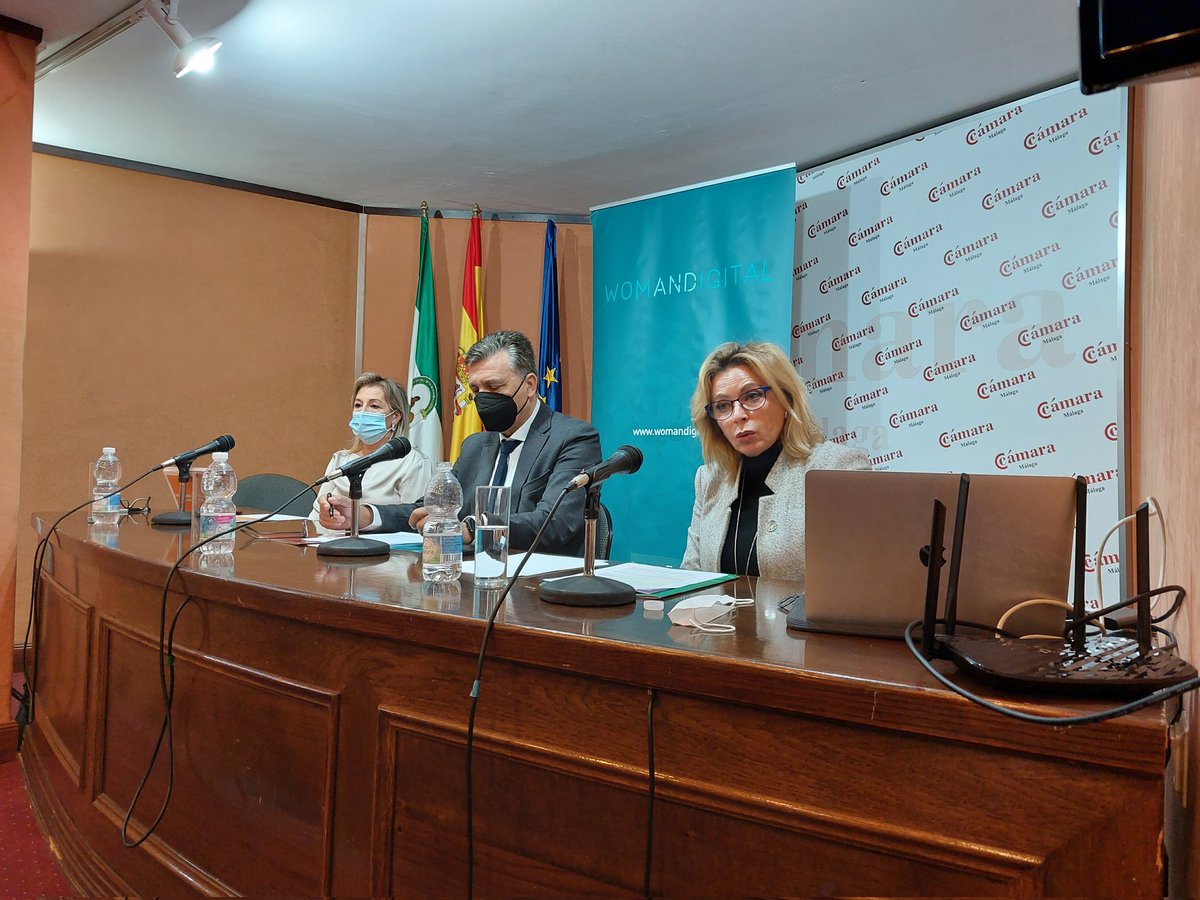 MalagaJuntaEE's tweet photo. La presencia de la  #mujer en el sector de #Tecnologia y la #economía es necesaria para conseguir diversidad "porque las mujeres  aportamos compromiso y valor".  Son palabras de la delegada de @EconomiaAnd en Málaga, @carmenssierra_ en  @Camara_Malaga  @WomANDigital_ #Igualdad https://t.co/soxJ4LTpZH