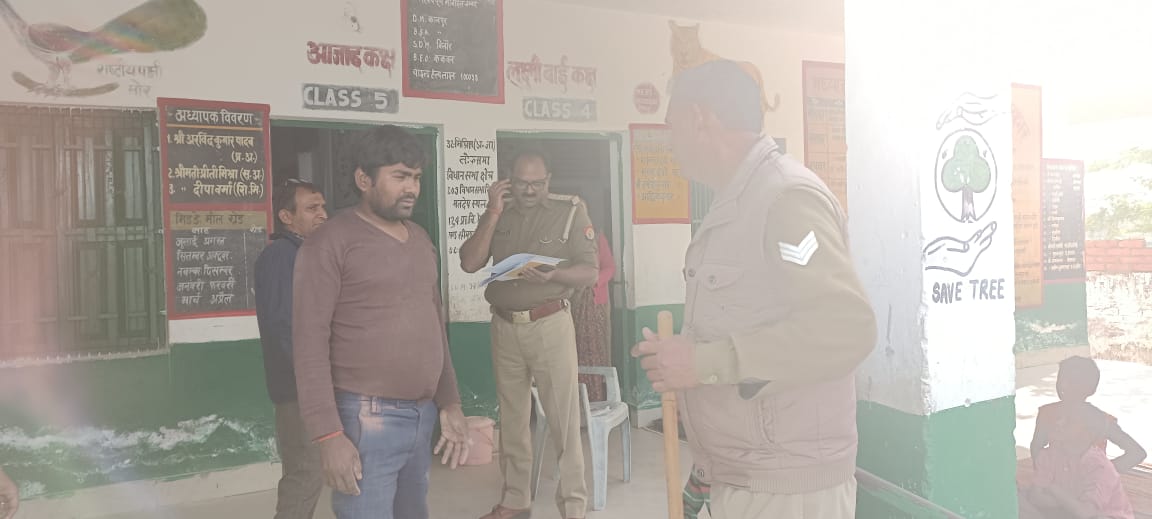 KanpurOuterpol's tweet photo. #KanpurOuterPolice
#बैंक_व_एटीएम_चैकिंग
#SpKanpurOuter के निर्देशानुसार प्रभारी निरीक्षक/थानाध्यक्ष द्वारा अपने-अपने थानाक्षेत्र के अन्तर्गत आने वाले बैंक व एटीएम का सुरक्षा के दृष्टिगत अन्दर व बाहर एवं संदिग्ध व्यक्ति,वाहनो को चेक किया गया। https://t.co/mhf74ypFmP