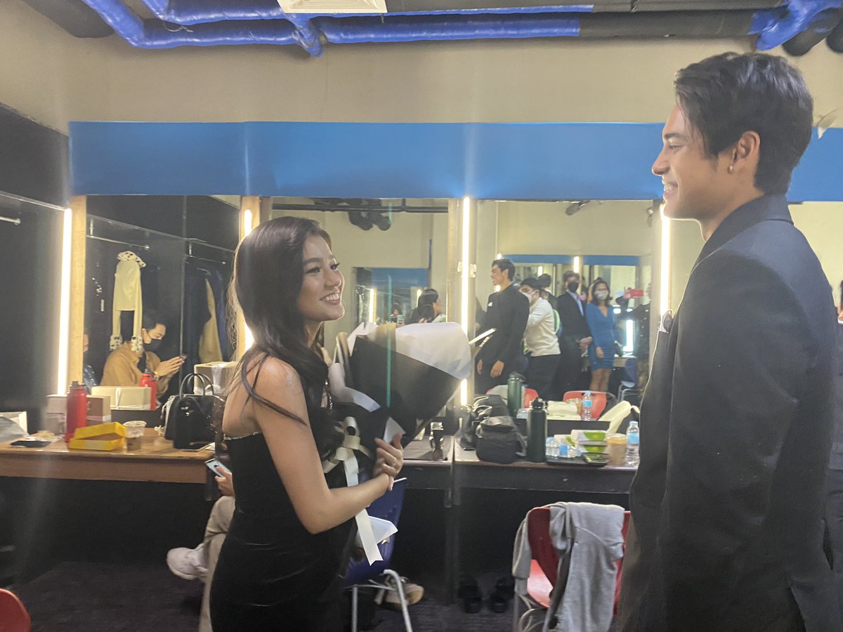 StarCinema's tweet photo. Ay! May pa-flowers si @donny kay @belle_mariano 🤍🖤 #LICBWorldPremiere #LoveIsColorBlind https://t.co/3G9VSc7BMV