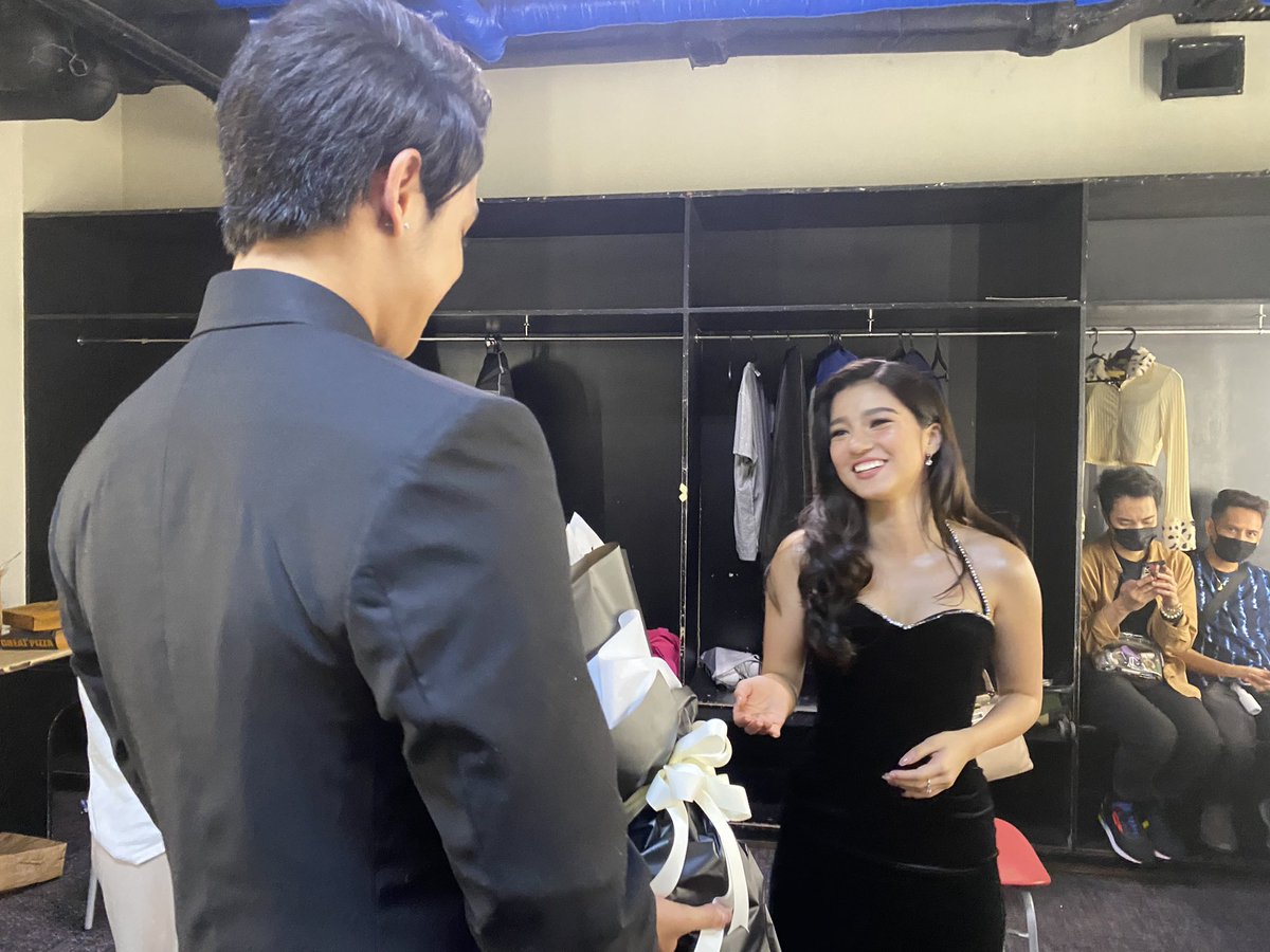 StarCinema's tweet photo. Ay! May pa-flowers si @donny kay @belle_mariano 🤍🖤 #LICBWorldPremiere #LoveIsColorBlind https://t.co/3G9VSc7BMV
