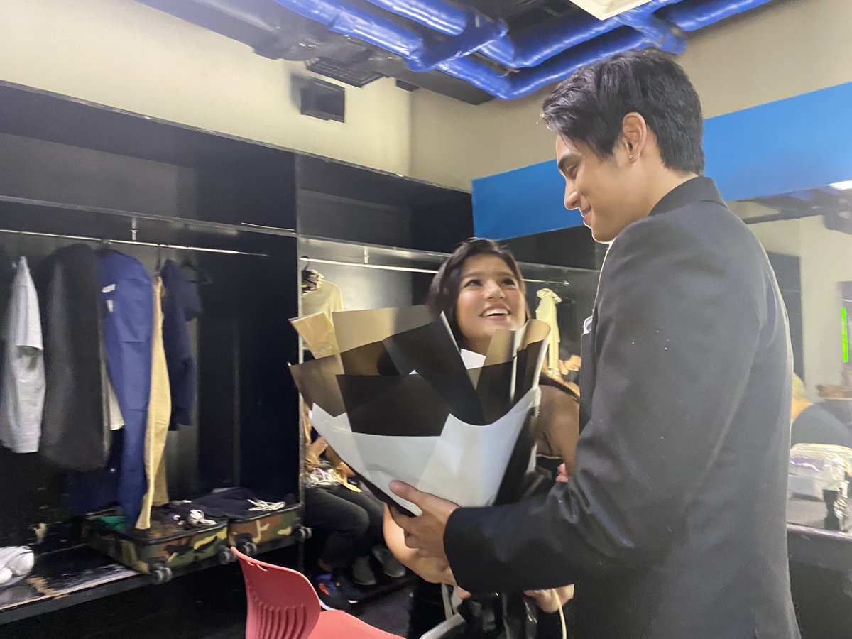 StarCinema's tweet photo. Ay! May pa-flowers si @donny kay @belle_mariano 🤍🖤 #LICBWorldPremiere #LoveIsColorBlind https://t.co/3G9VSc7BMV
