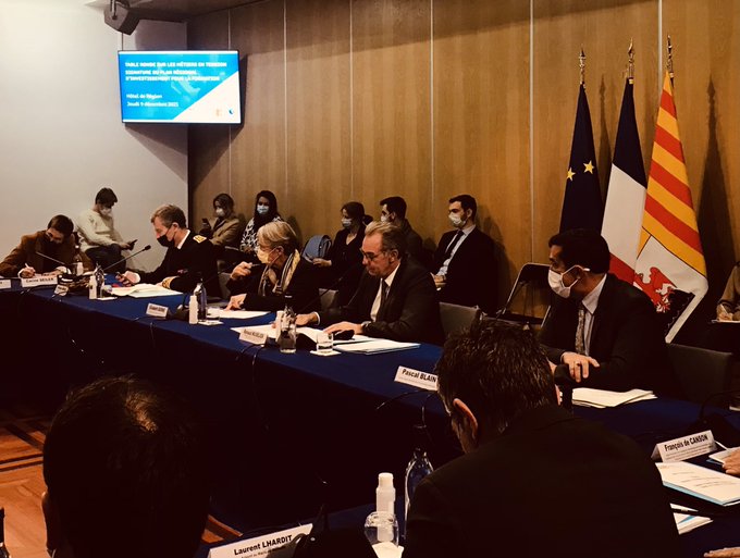 Table-ronde avec <a href="/Elisabeth_Borne/">Élisabeth BORNE</a> les branches professionnelles et <a href="/MaRegionSud/">Région Sud</a> pour échanger sur les métiers en tension, les difficultés de #recrutement et les solutions à apporter en présence de <a href="/pascalblain13/">pascal blain</a> directeur régional de @pole_emploi