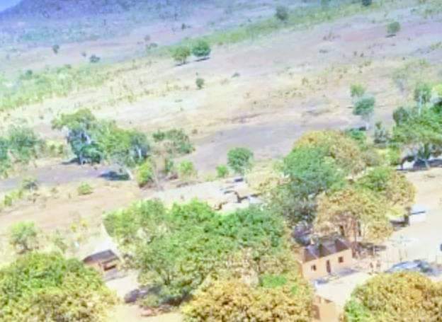 DelgadoCabo's tweet photo. Since Yesterday, houses are being attacked and burned in #Lichengue, Administrative Post of Nhati . The population is taking refuge in the offices of REN (Special Reserve of #Niassa)
Photo Captured this morning in Lichengue 6km from Vila Sede #Mecula https://t.co/3ZB72zsrNA