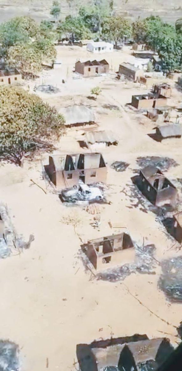 DelgadoCabo's tweet photo. Since Yesterday, houses are being attacked and burned in #Lichengue, Administrative Post of Nhati . The population is taking refuge in the offices of REN (Special Reserve of #Niassa)
Photo Captured this morning in Lichengue 6km from Vila Sede #Mecula https://t.co/3ZB72zsrNA