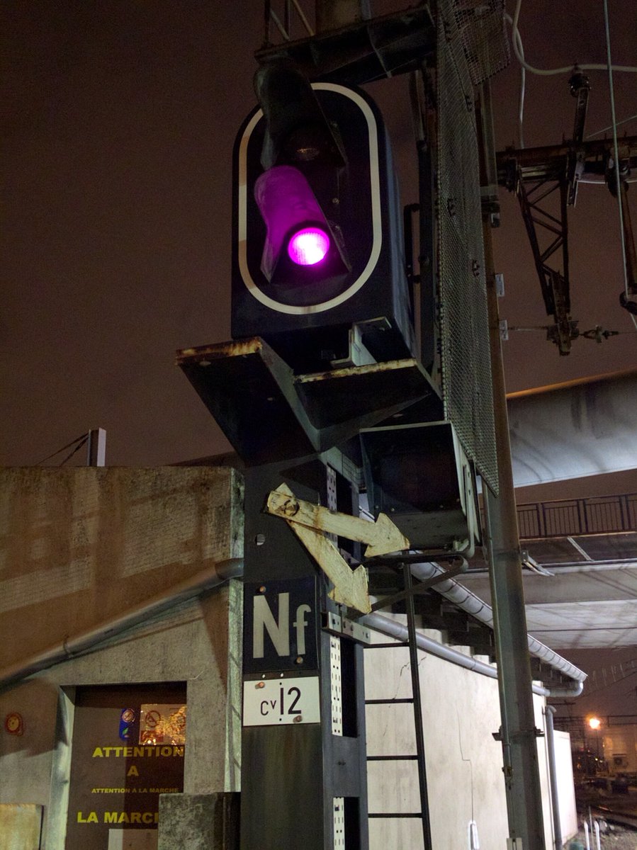 cld's tweet photo. Vous ne le savez pas, mais ce sont vos ange-gardiens du quotidien. Les conducteurs les détestent… mais le Carré et ses petits frères Cv et SAM vous protègent. Grâce à eux, vous pouvez vous déplacer en toute sécurité.
#CalendrierDeLavent de @LaTeamTrain
#J9 https://t.co/c8SHDds3st