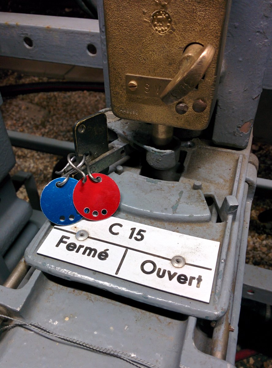 Vous ne le savez pas, mais ce sont vos ange-gardiens du quotidien. Les conducteurs les détestent… mais le Carré et ses petits frères Cv et SAM vous protègent. Grâce à eux, vous pouvez vous déplacer en toute sécurité.
#CalendrierDeLavent de <a href="/LaTeamTrain/">La Team Train</a>
#J9