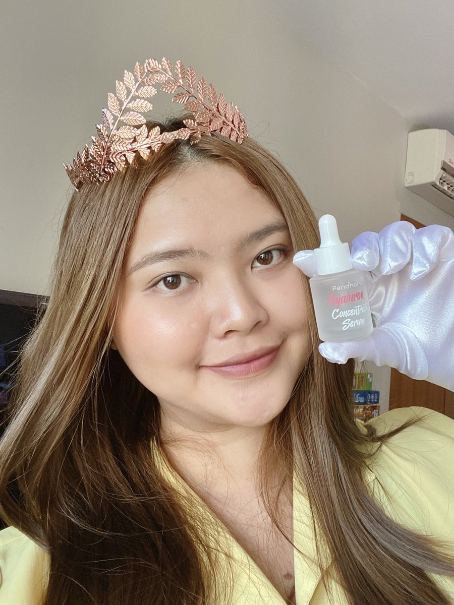 parkropreview's tweet photo. #Pendhara Hyaluron Concentrate Serum เปิดตัวแล้วน๊าาาา งานเปิดตัวเป็นธีมเจ้าหญิงเบาๆ💖👸 ตัวนี้เป็นเซรั่มไฮยาลูรอนเข้มข้น 1.5% ช่วยในเรื่องของการเติมน้ำให้ผิวชุ่มชื่น อิ่มฟู ช่วยลดริ้วรอยและความหมองคล้ำ เดี๋ยวลองใช้แล้วจะมารีวิวอีกครั้งนะคะ ปล.ราคาน่ารักมาก 390฿เอง https://t.co/L7jGQonRX1