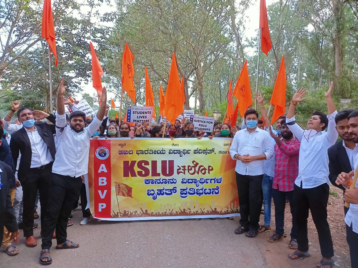 ABVPKarnataka's tweet photo. ಎಬಿವಿಪಿ ಕರ್ನಾಟಕ ವತಿಯಿಂದ ನಡೆಯುತ್ತಿರುವ  ಕೆ ಎಸ್ ಎಲ್ ಯು (KSLU) ಚಲೋ, ಕಾನೂನು ವಿದ್ಯಾರ್ಥಿಗಳ ಬೃಹತ್ ಪ್ರತಿಭಟನೆ.
#ABVPKarnataka https://t.co/lZuylwMLEM