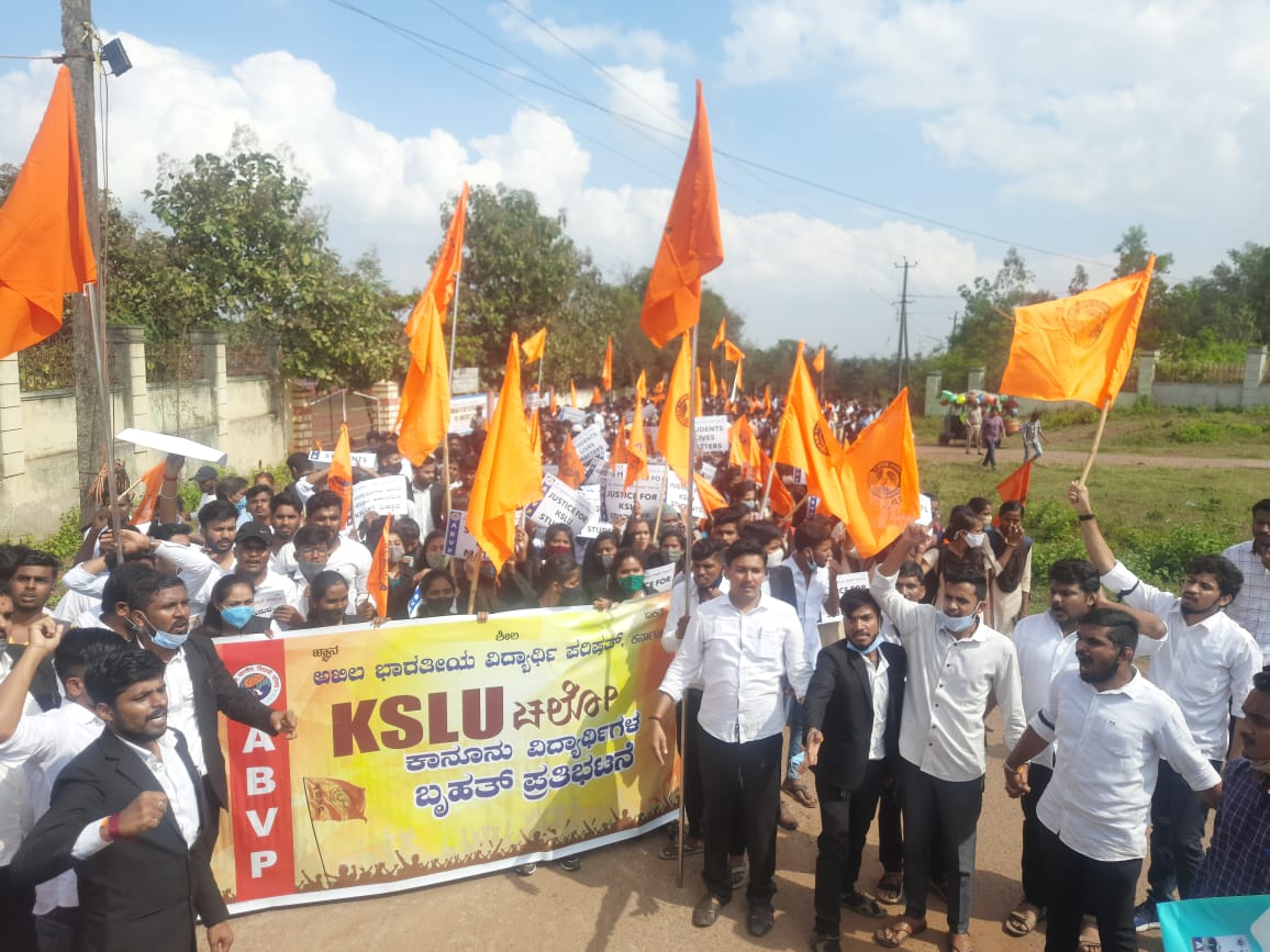 ABVPKarnataka's tweet photo. ಎಬಿವಿಪಿ ಕರ್ನಾಟಕ ವತಿಯಿಂದ ನಡೆಯುತ್ತಿರುವ  ಕೆ ಎಸ್ ಎಲ್ ಯು (KSLU) ಚಲೋ, ಕಾನೂನು ವಿದ್ಯಾರ್ಥಿಗಳ ಬೃಹತ್ ಪ್ರತಿಭಟನೆ.
#ABVPKarnataka https://t.co/lZuylwMLEM