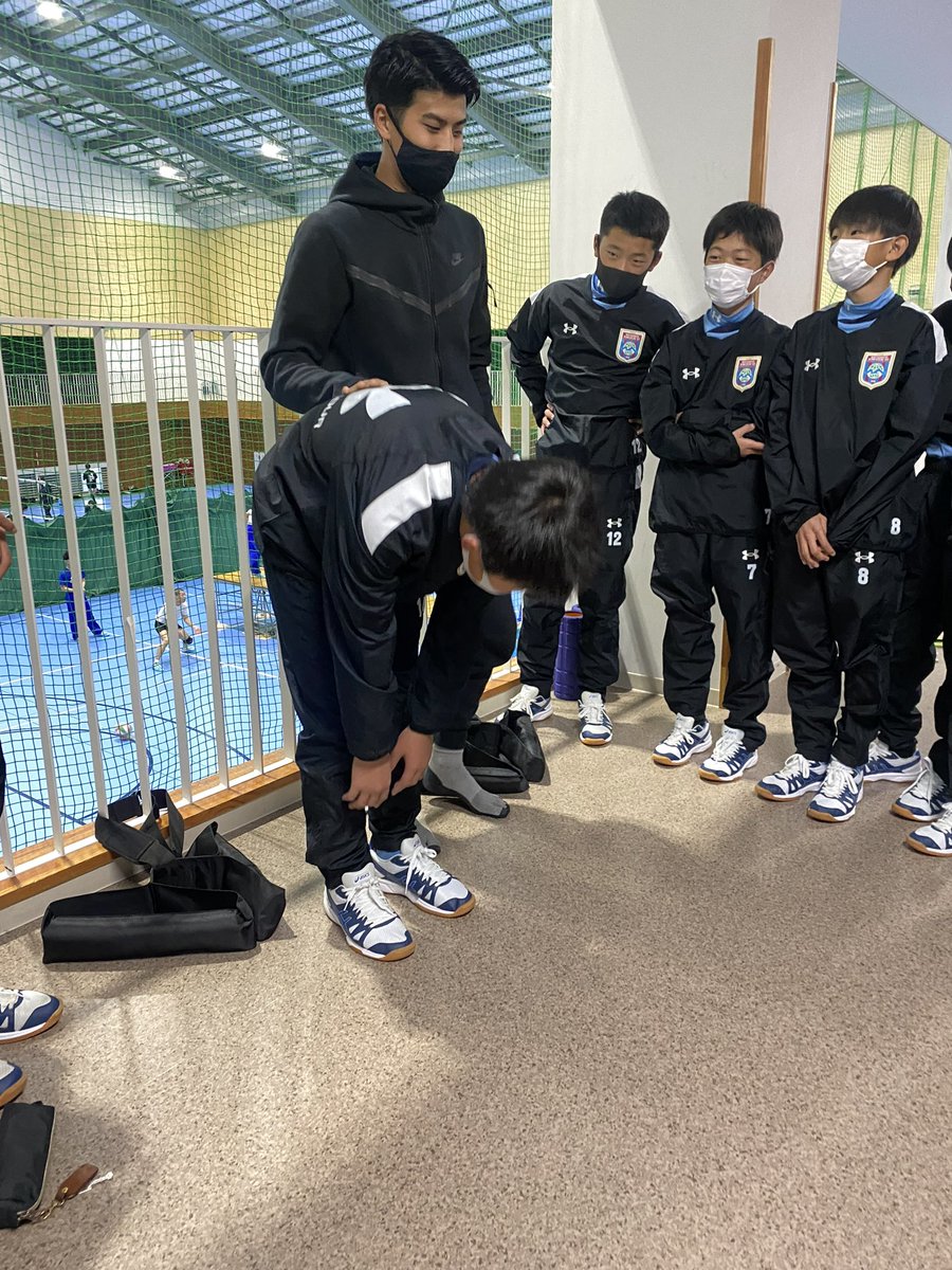 TheStadium6's tweet photo. 松本国際中学校でBuild94トレーニング指導❗️
中学生から自重トレーニングで強靭な体を手に入れよう🏋️‍♀️🏋️‍♀️

#松本国際中学校 #松本国際 #サッカー #中学サッカー #スポーツトレーナー #プロスポーツトレーナー #インターン #スポーツトレーナー求人 https://t.co/d8vvjOdOvC