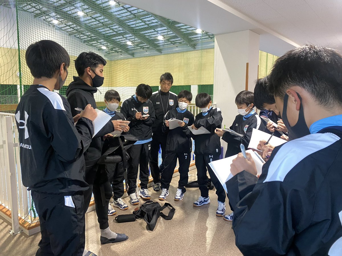 TheStadium6's tweet photo. 松本国際中学校でBuild94トレーニング指導❗️
中学生から自重トレーニングで強靭な体を手に入れよう🏋️‍♀️🏋️‍♀️

#松本国際中学校 #松本国際 #サッカー #中学サッカー #スポーツトレーナー #プロスポーツトレーナー #インターン #スポーツトレーナー求人 https://t.co/d8vvjOdOvC