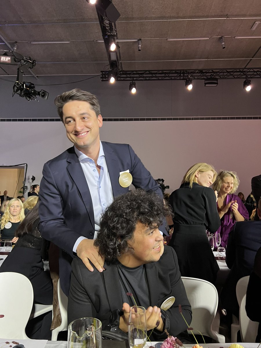 patriklu's tweet photo. Tidigare opublicerad bild på när @Diasal torkar av händerna på @alexandmahmoud Barbara style på väg upp för att ta emot Stora Journalistpriset. https://t.co/orOyvx6EZy