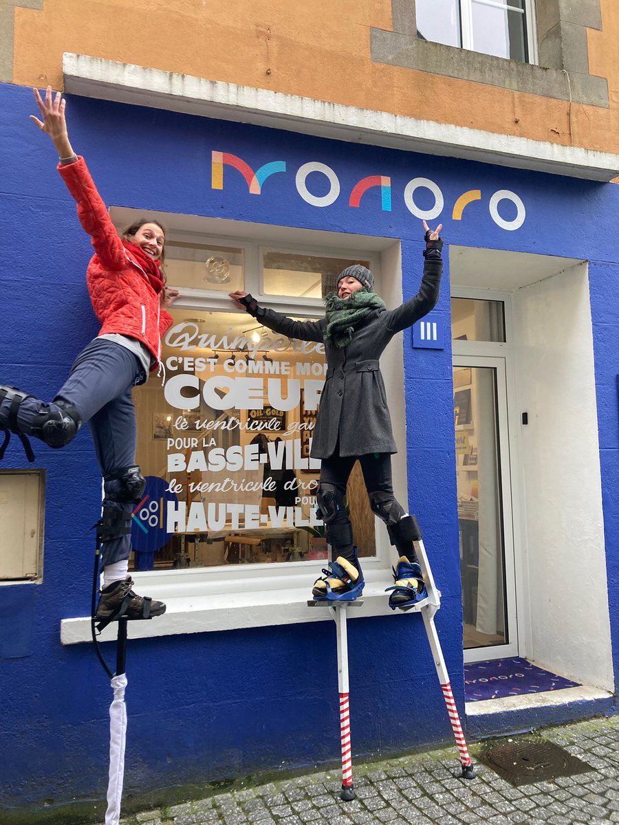 Chez MONORO on fait des vitrines avec des gens en échasses devant. Tout. Va. Bien. 🎶