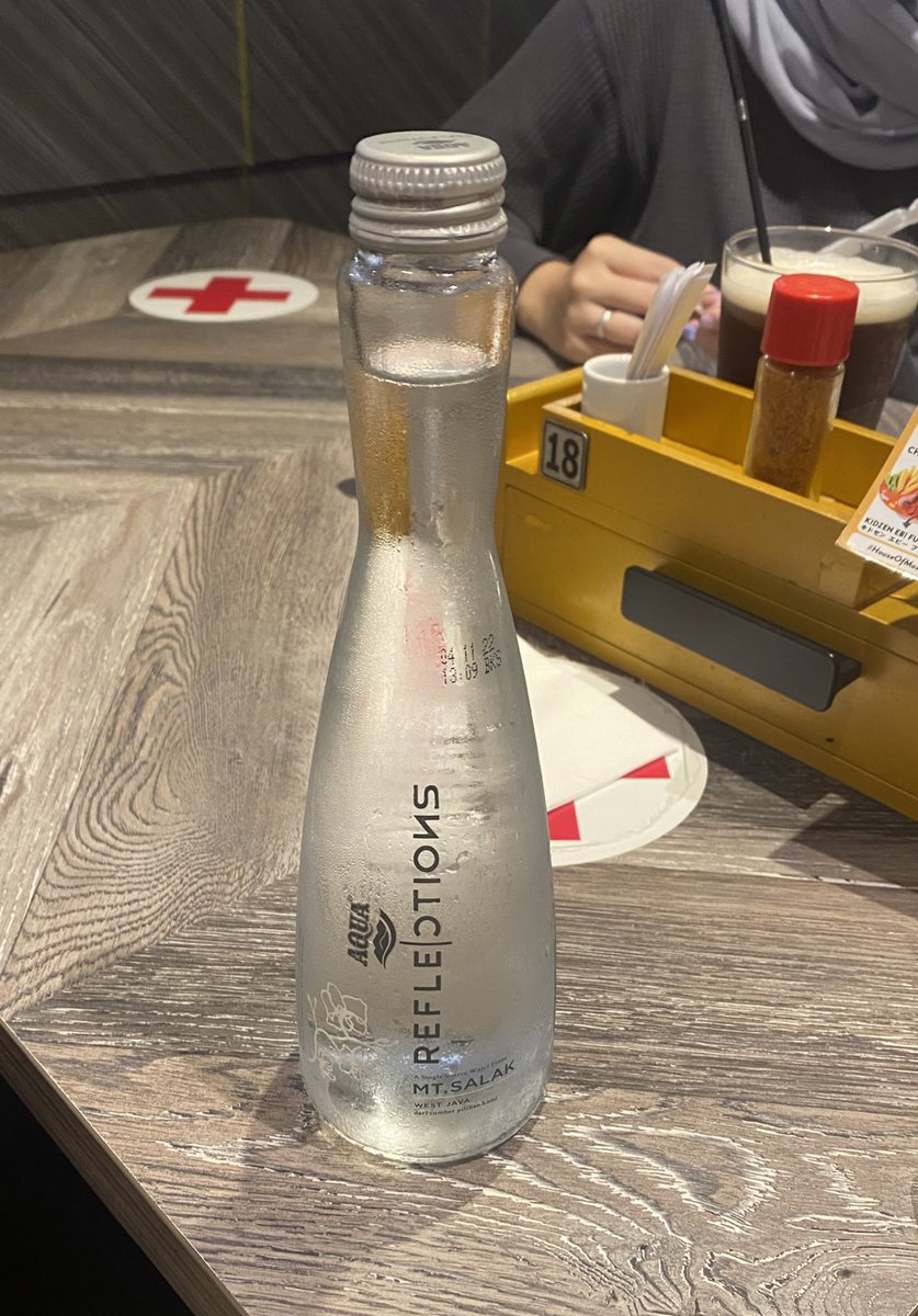order air mineral kalau yang dateng botol kaca langsung deg-degan bayarnya.