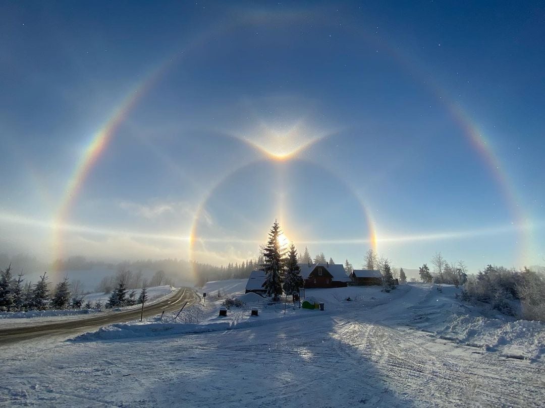 Halo solaire complet, avec parhélie de 22°, petit halo, grand halo, arcs tangents supérieurs.... Capturé par Iwetka Ika ce 8 décembre près d'#Orava en #Slovaquie. Photo via Red Climatica Mundial.#Sunhalo #Parhelion #Solarhalo 