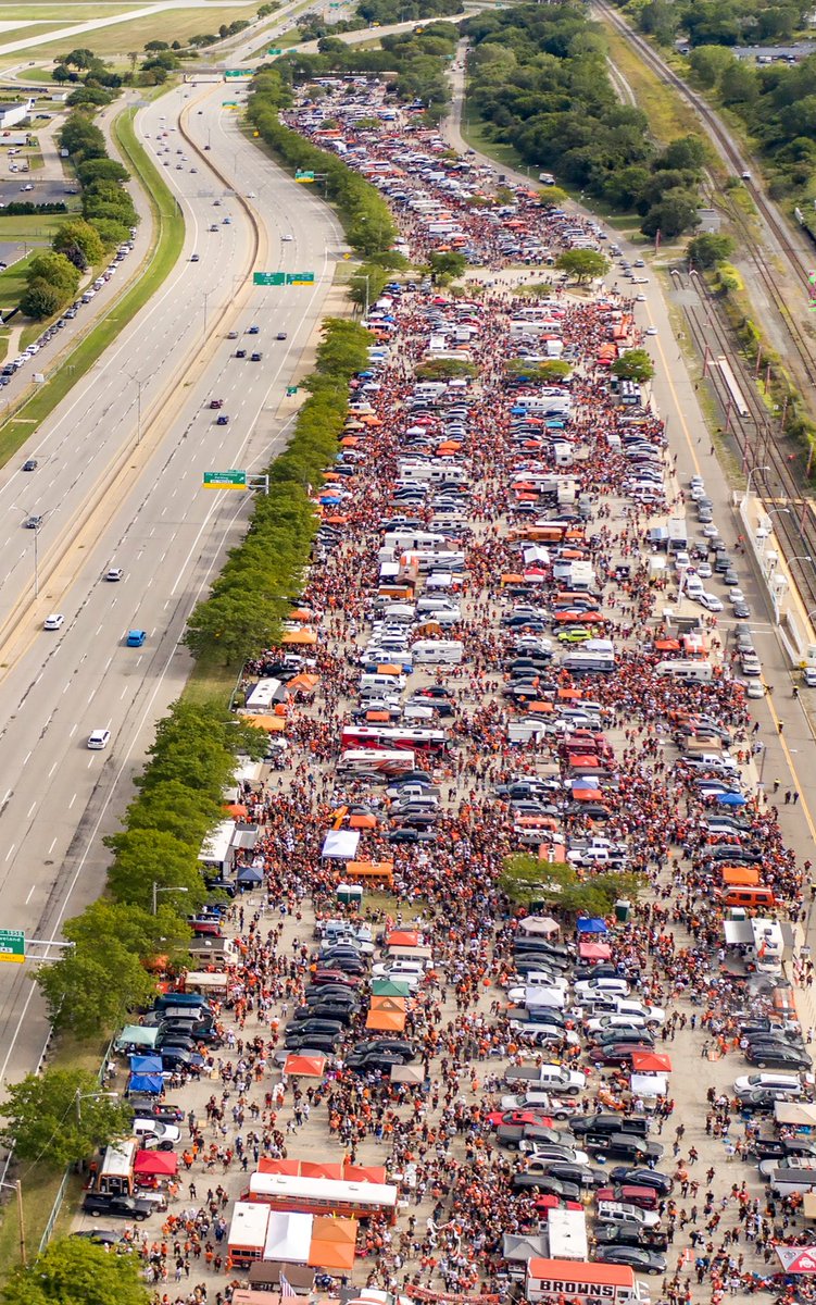 chrisronayne's tweet photo. As if there was any doubt…@browns fans tops in tailgating… Go #Browns. https://t.co/ehGc3Eje2M https://t.co/pYTKrOOBwX