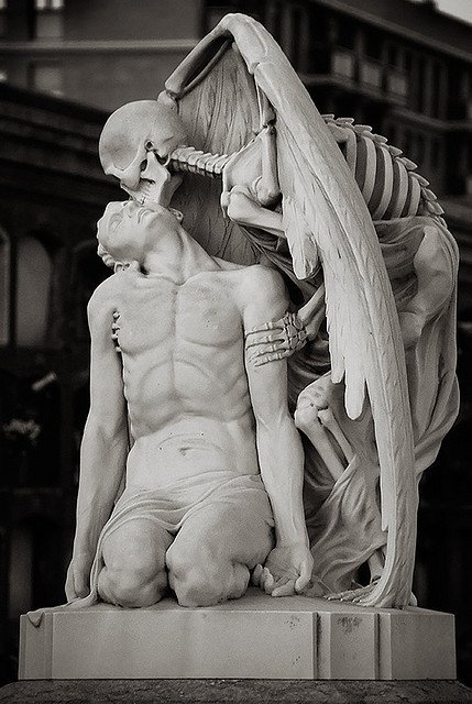 スペインのバルセロナの墓地にある「The Kiss of Death」の角度で描きたかったコマ
クリムトの「The kiss」と反転もしてるね…👶🏻と思いながら描いてました 