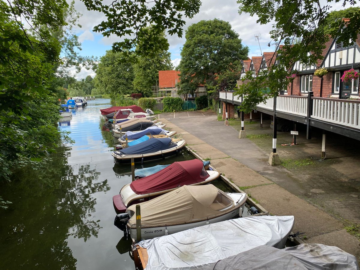 nicklewis's tweet photo. The lovely Goring-on-Thames, visited back in the summer. We have been exploring towns and villages along the Thames over the past few months. We've found some lovely places #thames #riversofengland #goringonthames https://t.co/G5ljJfEjh3