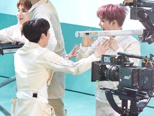 alwaysjikyu's tweet photo. jikyu playing around during BOY MV shooting. 🥺 You deserve it so much @treasuremembers 

TREASURE BOY 100 MILLION 
#보이_일억뷰_운명이었던_거야
#트레카 https://t.co/tTYQLdSntU
