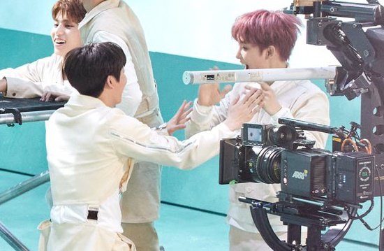 alwaysjikyu's tweet photo. jikyu playing around during BOY MV shooting. 🥺 You deserve it so much @treasuremembers 

TREASURE BOY 100 MILLION 
#보이_일억뷰_운명이었던_거야
#트레카 https://t.co/tTYQLdSntU