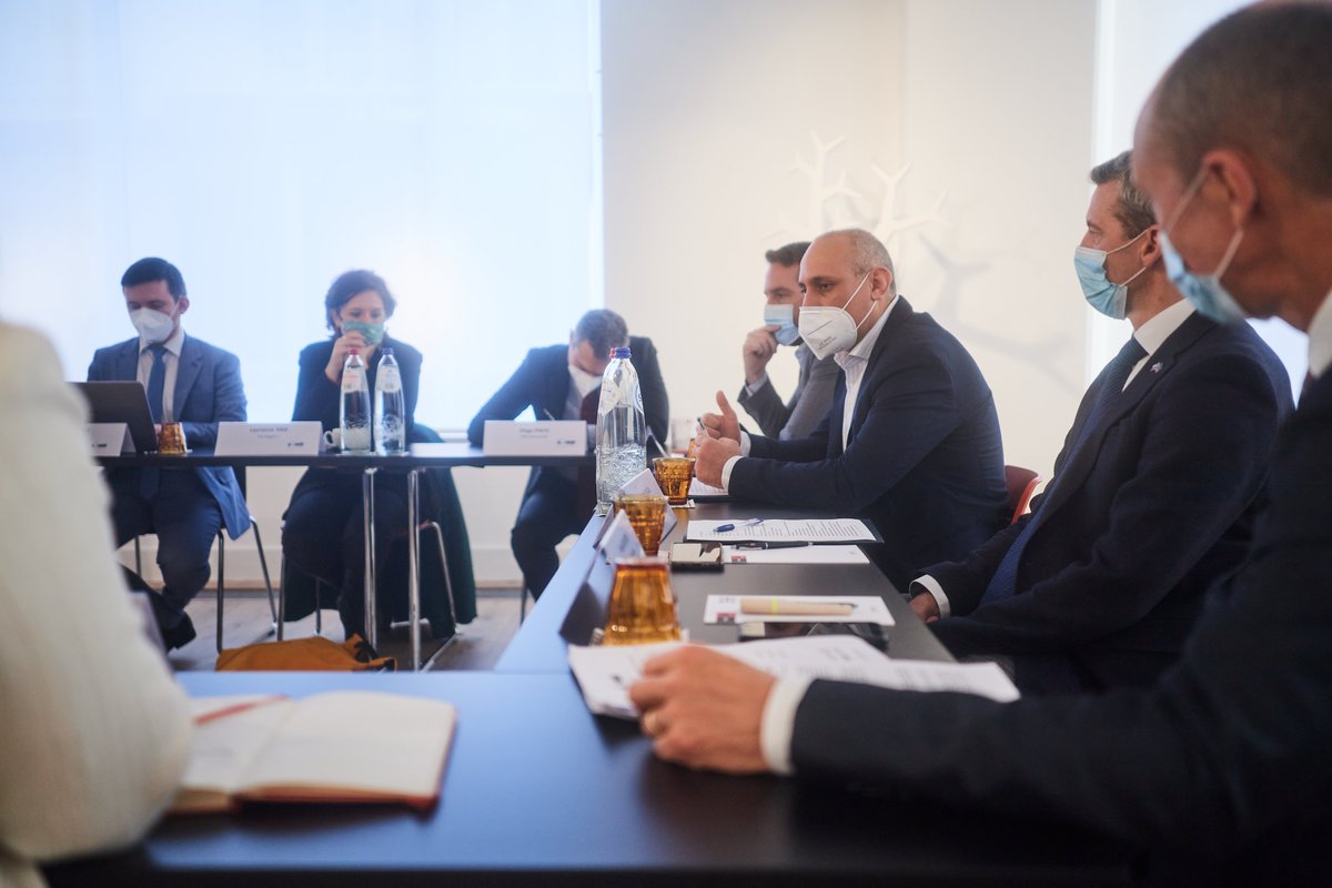ForumMobility's tweet photo. Representatives from EU institutions and members from @ForumMobility met on Tuesday to discuss the Alternative Fuels Infrastructure Regulation.
Takeaways from the meeting📰https://t.co/LyYp0ZbFuz
#AFIR #DebatingMobility https://t.co/nO9ditnDrm
