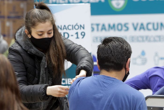 AnaMariaNadal2's tweet photo. Hoy anunciamos el refuerzo para personas mayores de 18 años con esquema completo de vacunación siempre que hayan pasado 5 meses, como mínimo, desde la aplicación de la segunda dosis. https://t.co/M8zcUsxc78